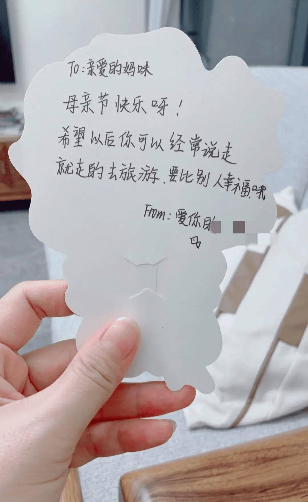 “厌恶妈妈花一万买黄金”引群嘲，撕开了无数中国父母最大的失败