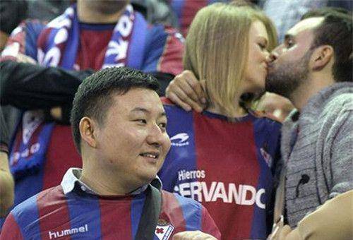7年前，中国球迷曹龙飞200欧元买4股西甲球队股份，现值多少钱？