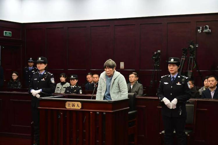 杨妞花追击人贩子1313天的“最后一战”：余华英当场落泪，说想念过被卖掉的儿子