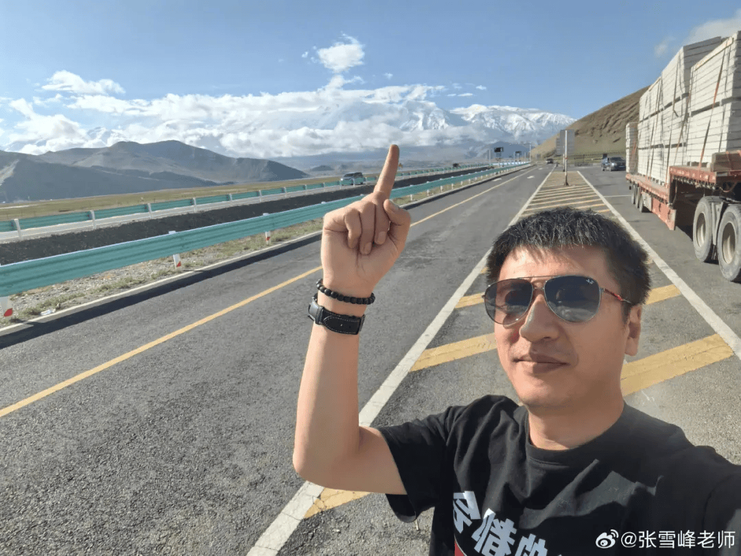 公司年会撒现金？张雪峰回应