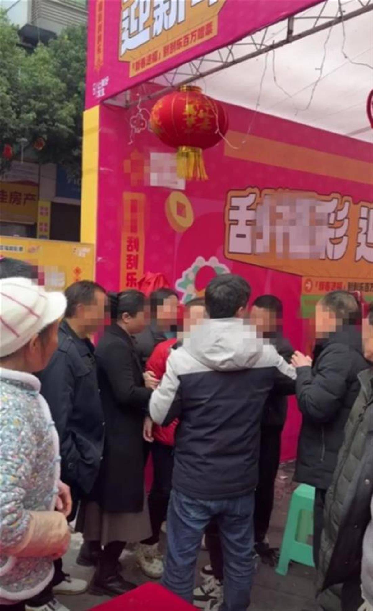 彩民刮中百万元大奖的彩票被彩票点抢回？发视频不能乱配“小作文”