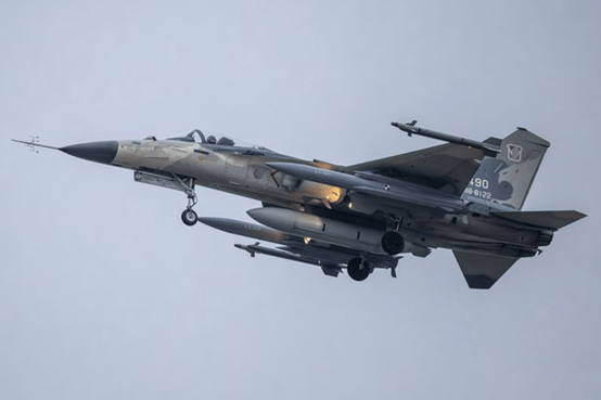 台媒：台空军马公基地一架战机降落时刹车系统故障，系一周内该基地第二起事故