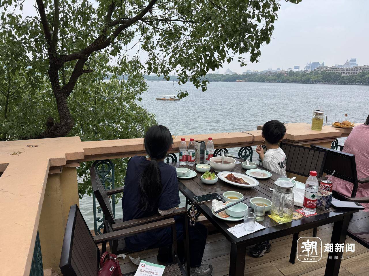 “蹭吃”小松鼠带火西湖边餐厅，店家：客人排队来，已贴安全提醒