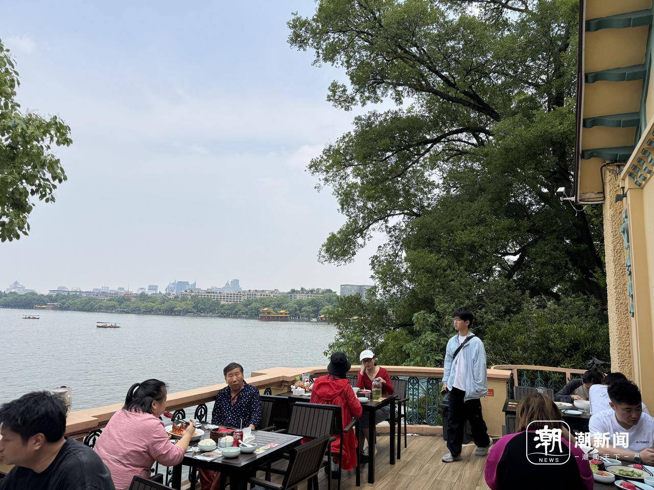 “蹭吃”小松鼠带火西湖边餐厅，店家：客人排队来，已贴安全提醒