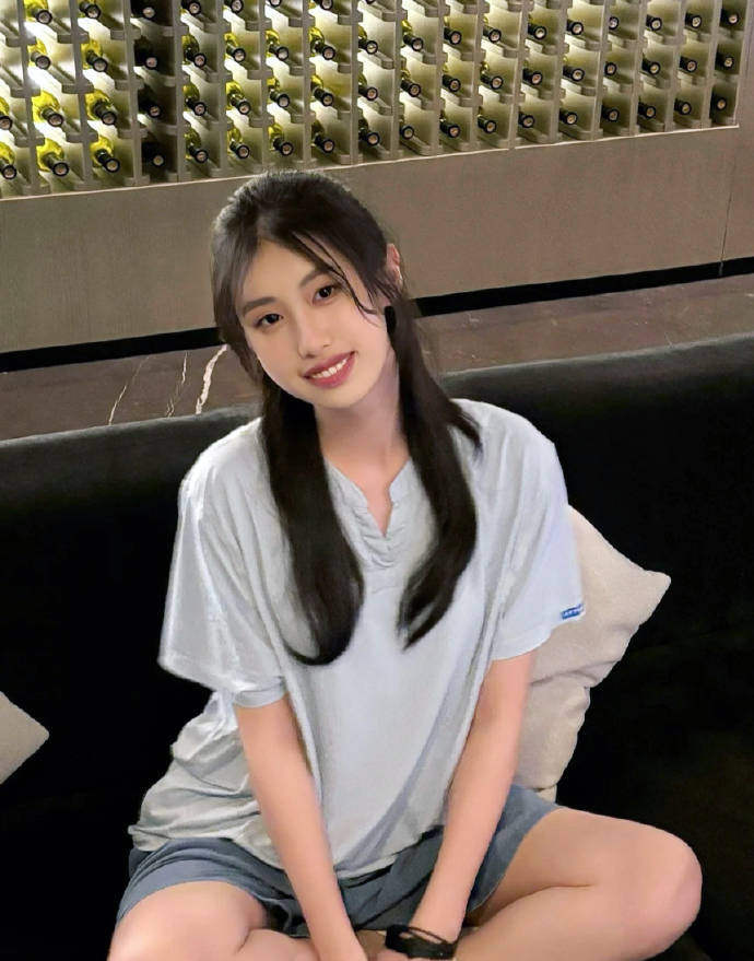 考古 | 冯小刚养女和徐帆越长越像！高颜值气质优雅，被曝将在娱乐圈出道