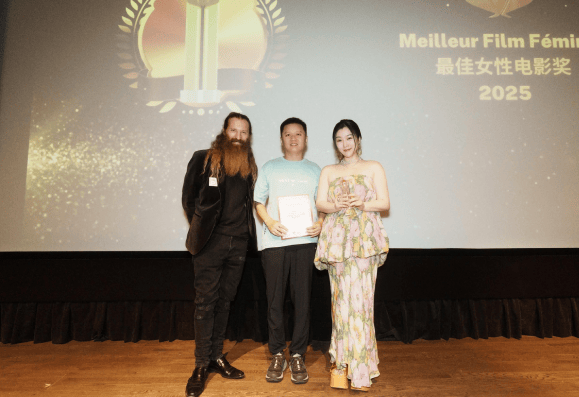 《阳光不及你温暖》获奖 导演李珈西：灵感来自怀孕经历